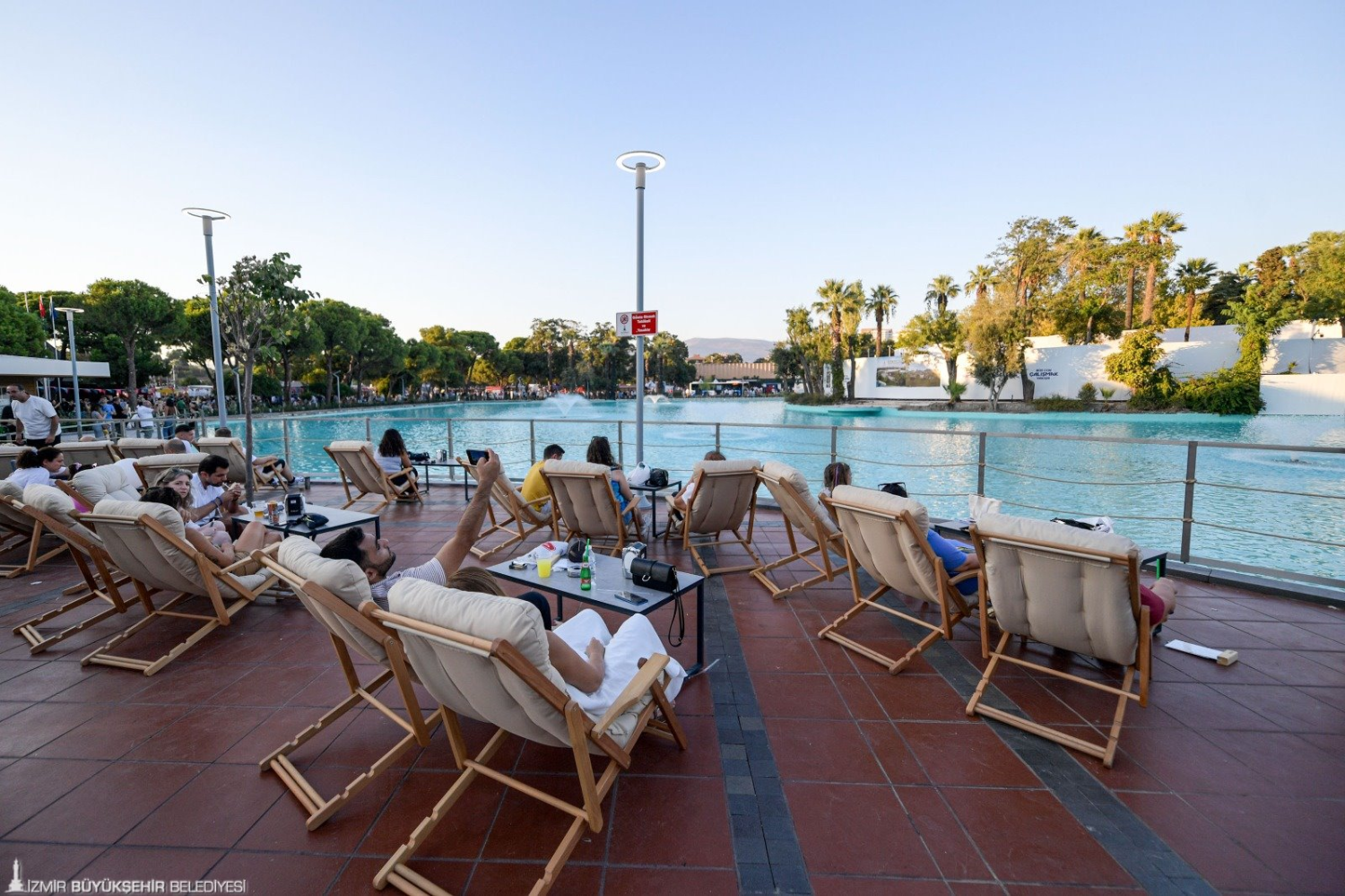 İzmirliler yenilenen Göl Gazinosu’na akın etti